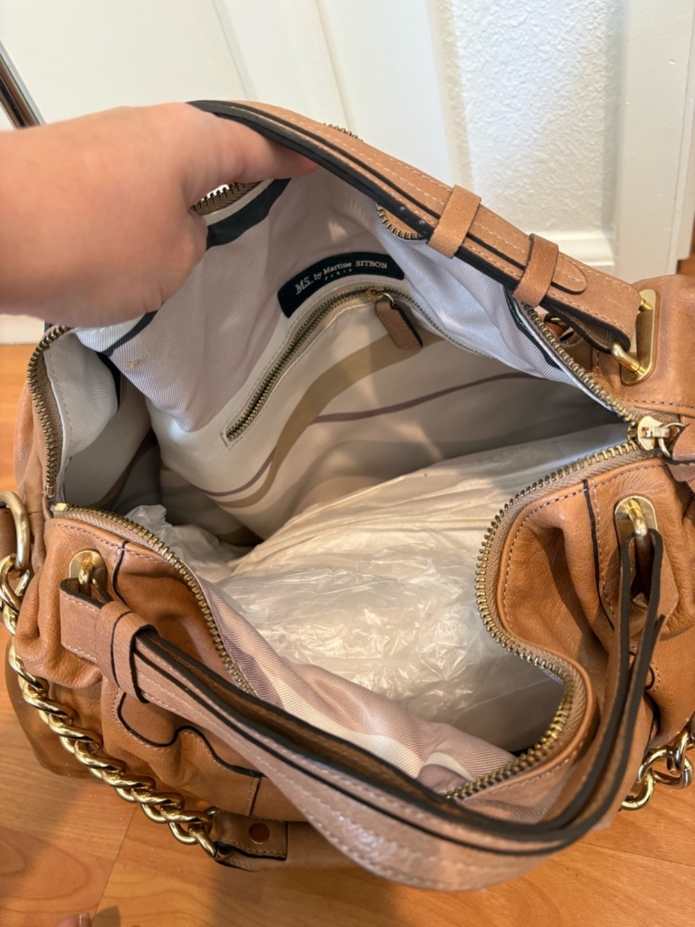 Classic Tan Shoulder Bag with Gold Chain Detail - Picture 4 of 5